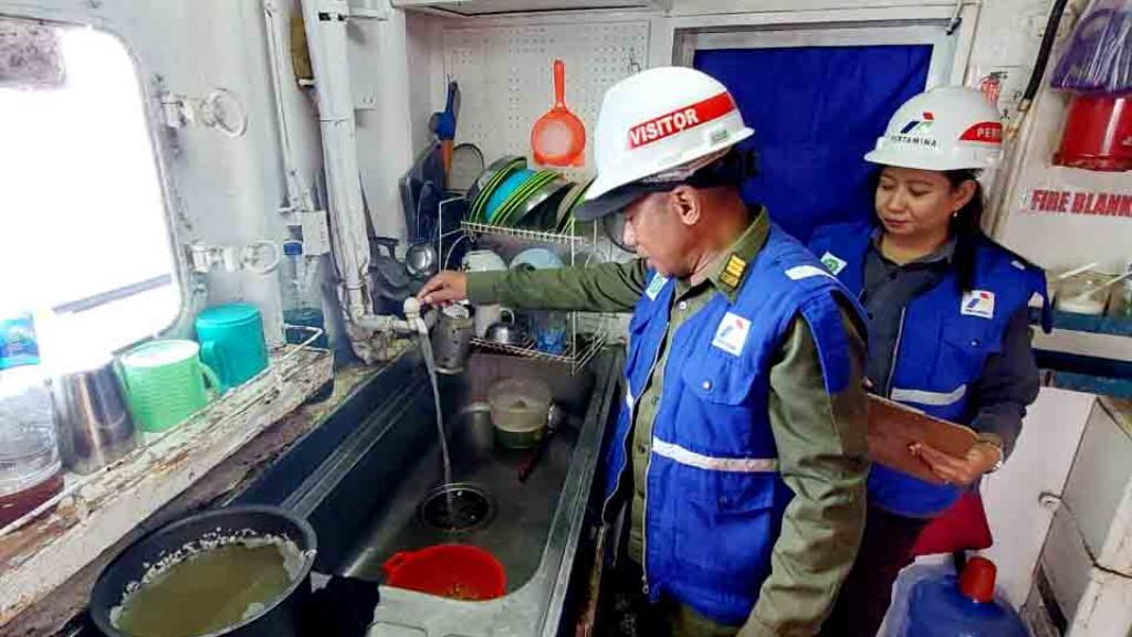 Pemeriksaan Kapal MT Aviani PT. Pertamina di Wilker Pelabuhan Laut Atapupu