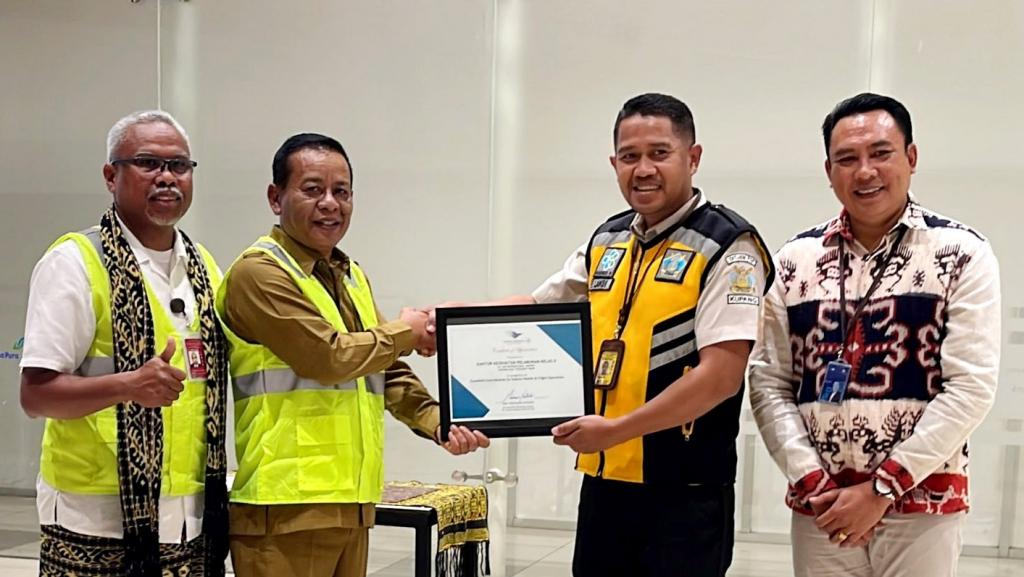 PENYERAHAN CERTIFICATE OF APPRECIATION KEPADA KKP KELAS II KUPANG