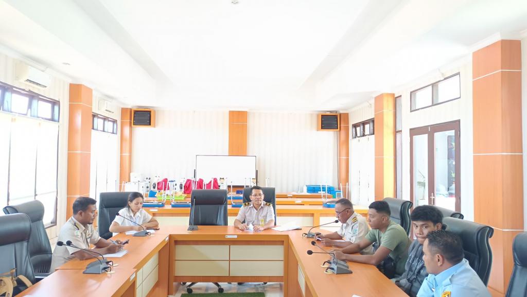 Persiapan Uji Resistensi Larva DBD di Pelabuhan Laut Tenau oleh BKK Kelas I Kupang