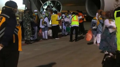 Surveilans Epidemiologi dan Pelayanan Kesehatan Haji di Debarkasi Surabaya.