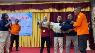 REFRESING TIM TGC KKP KUPANG UNDANG BASARNAS KUPANG UNTUK MEMBERIKAN MATERI TANGGAP DARURAT KECELAKAAN