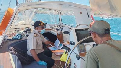 Balai Kekarantinaan Kesehatan Kelas I Kupang Lakukan Pemeriksaan Kapal Asal Vietnam dan Australia di Pelabuhan Laut Tenau